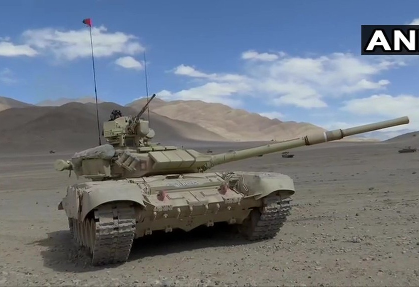 t-90 and t-72 tanks are deployed in ladakh by india indian soldiers will teach lessons to enemies even in 40 degrees | India-China standoff: भारताकडून लडाखमध्ये टी-९० आणि टी-७२ टँक तैनात; चीनला शिकवणार धडा