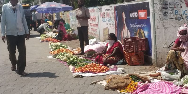 Farmers in loss selling vegetables in city | इथेही शेतकऱ्याची लुबाडणूक; ग्राहक मागेल त्या भावाला भाजी दिली