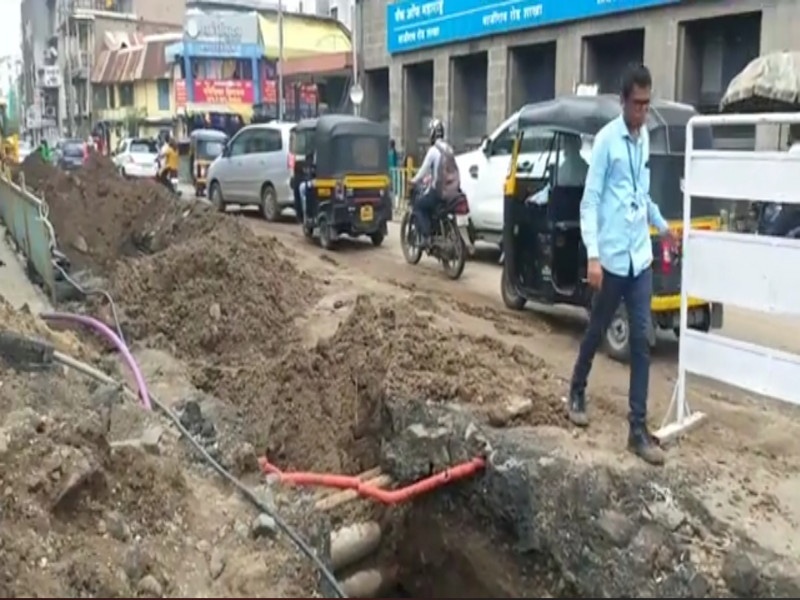 Roads dug in many places in the central part of Pune city, huge anger of the citizens | पुणे शहरातील मध्यवर्ती भागात अनेक ठिकाणी खोदलेले रस्ते, नागरिकांचा प्रचंड संताप