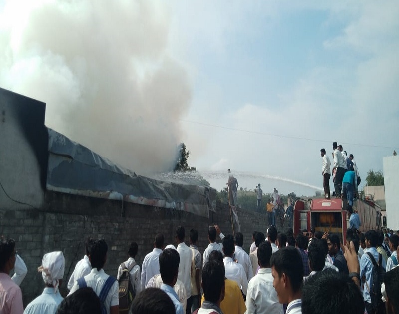 A tragic showroom in Pathardi city, a fierce fire | पाथर्डी शहरातील ट्रक्टर शोरूमला भीषण आग