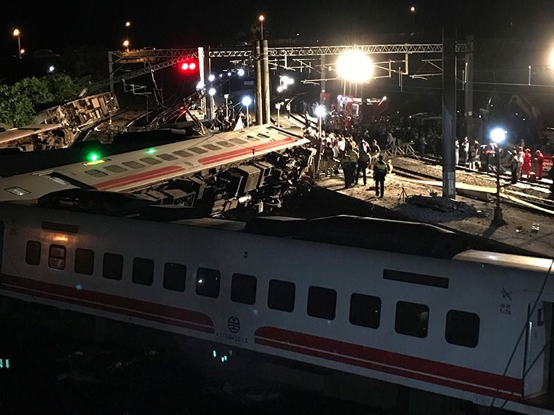 Taiwan Train Accident Kills at Least 18 and Injures About 170 Others | तैवानमध्ये रेल्वेचा भीषण अपघात; 18 जणांचा मृत्यू, 170 जखमी