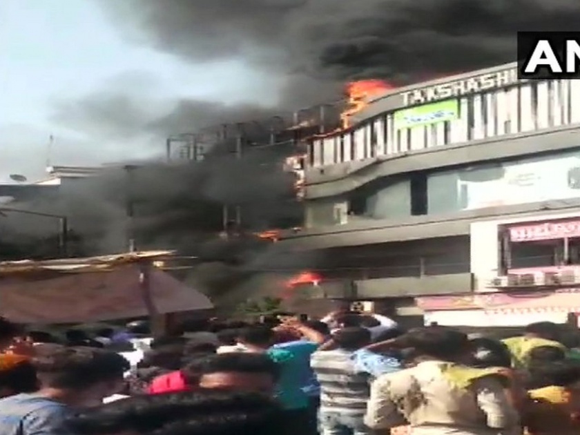 A fire breaks out on the second floor of a building in Sarthana area of Surat | Surat Fire: सूरतमध्ये इमारतीला भीषण आग, 17 विद्यार्थ्यांचा जणांचा मृत्यू