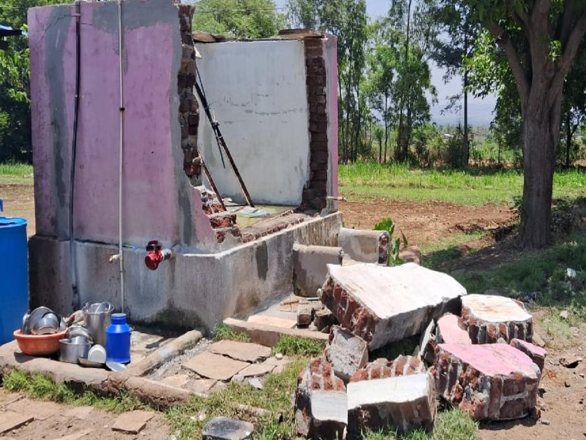 Woman killed on the spot after wall of water tank collapsed on her body in Satara | Satara: पाण्याच्या टाकीची भिंत अंगावर कोसळल्याने महिला जागीच ठार