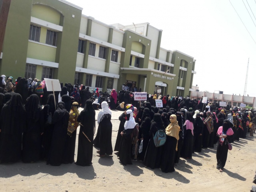 Muslim women's silent protest against three divorce bills in Khamgaon | खामगावात तीन तलाक बिल विरोधात मुस्लीम महिलांचा मूकमोर्चा