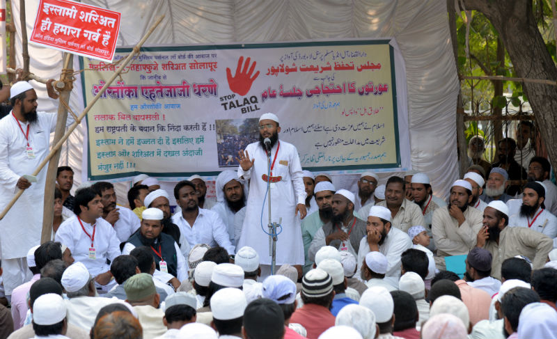 Muslims protest in Solapur, protest against divorce bill | तलाक विधेयकाच्या निषेधार्थ सोलापूरातील मुस्लीम सरसावले, मुस्लीम संघटनांनी काढला जिल्हाधिकारी कार्यालयावर मोर्चा