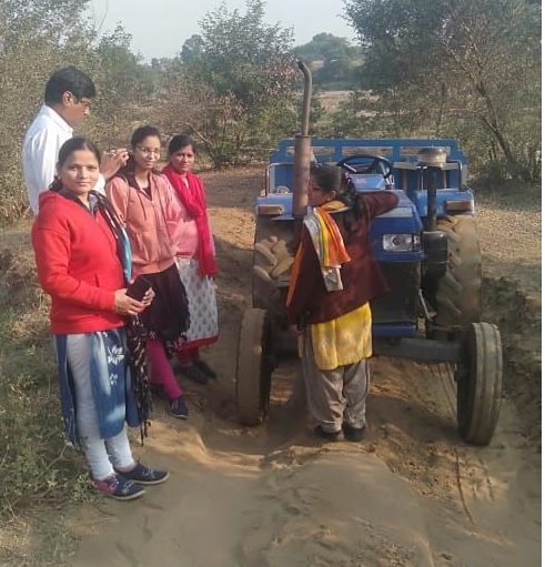 Great Job; Four women talathi take action against sand smugglers | शाब्बास रे पठ्ठे; चार महिला तलाठ्यांनी केली रेती तस्करांवर कारवाई