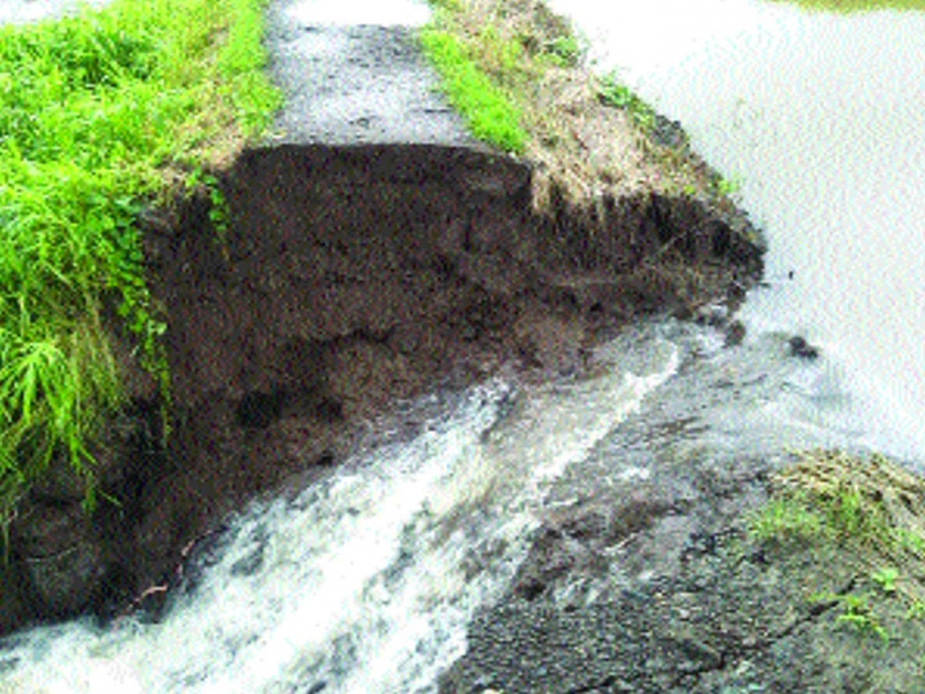 Due to the rains, the village of Umroli village in Karjat taluka burst | पावसामुळे फुटला कर्जत तालुक्यातील उमरोली गावातील तलाव