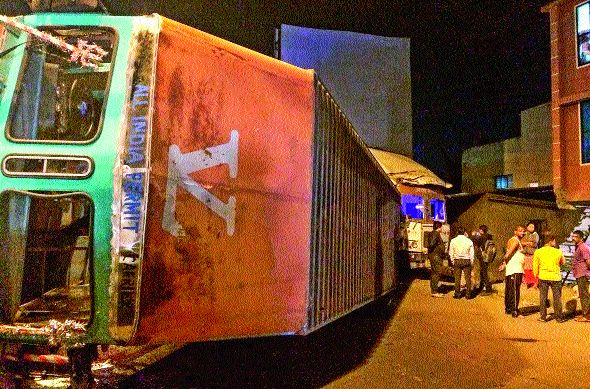  The container collapses on the house; Thunderbolt incident, incident in Talwade | कंटेनर आदळला घरावर; थरकाप उडवणारा प्रसंग, तळवडे येथील घटना