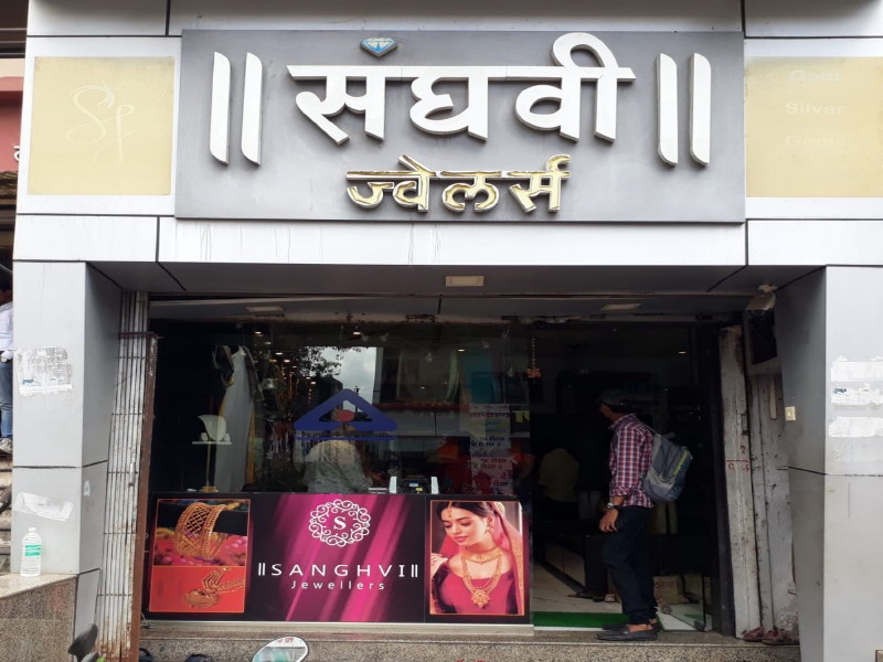 jewellery shop shutters broken and 27 lakhas gold theft at Talegaon Dabhade | तळेगाव दाभाडे येथे ज्वेलर्सच्या दुकानाचे शटर उचकटून २७ लाखांच्या दागिन्यांची चोरी