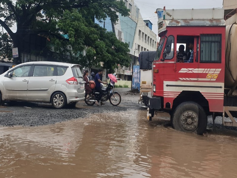 Rain flooded the road on Chakan-Talegaon highway navigate through potholes | Pune Rain: चाकण-तळेगाव महामार्गावर रस्त्यावर अवतरली नदी! खड्ड्यांमधून वाट काढण्यासाठी कसरत