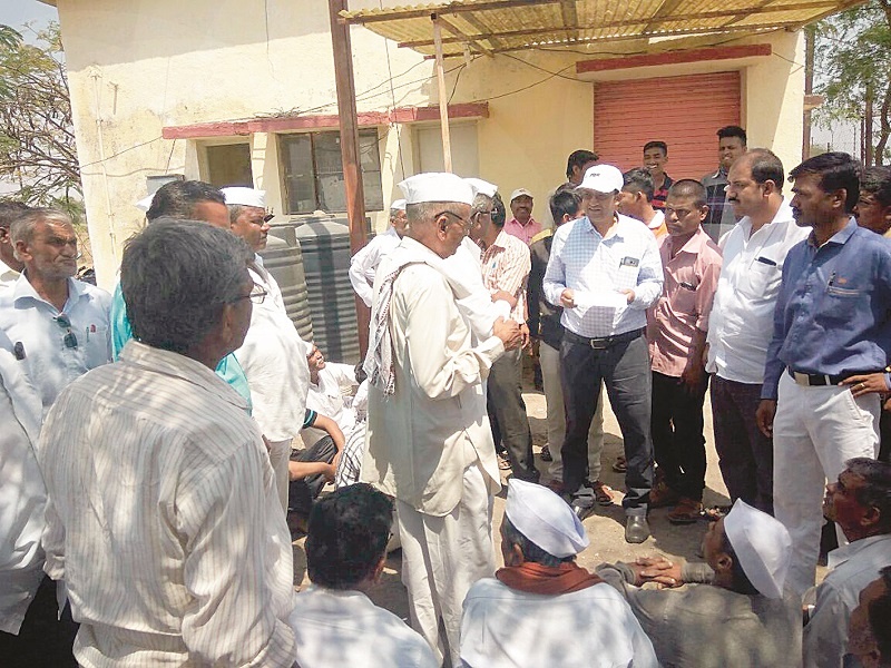 The villagers of Khadakwadi slumped the MahaVitran employees | खडकवाडी येथील ग्रामस्थांनी महावितरणच्या कर्मचा-यांना कोंडले