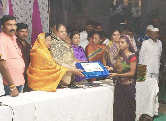Prize Distribution of CM Trophy at Tamaswadi in Parola Taluka | पारोळा तालुक्यातील तामसवाडी येथे सीएम चषक स्पर्धेचे पारितोषिक वितरण