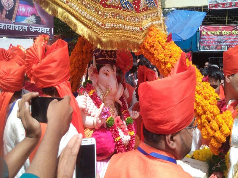 The celebration of the Ganpati immersion procession of Pune begins with the celebration | पुण्यात शाही थाटात शतकोत्तर रौप्य महोत्सवी विसर्जन मिरवणूक संपन्न