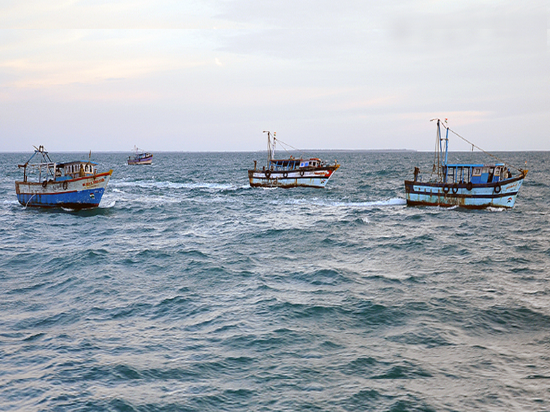 Sri Lankan navy arrested 4 Tamil fishermen, third incident in November | श्रीलंकेच्या नौदलाने केली 4 तमीळ मच्छिमारांना अटक, नोव्हेंबरमधील तिसरी घटना