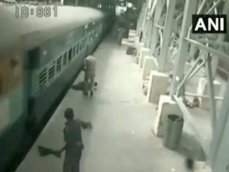 cop saved life of passenger while falling from train at tamilnadu | Video : धावत्या ट्रेनखाली आलेल्या प्रवाशाचे आरपीएफ जवानाने  'असे' वाचवले प्राण