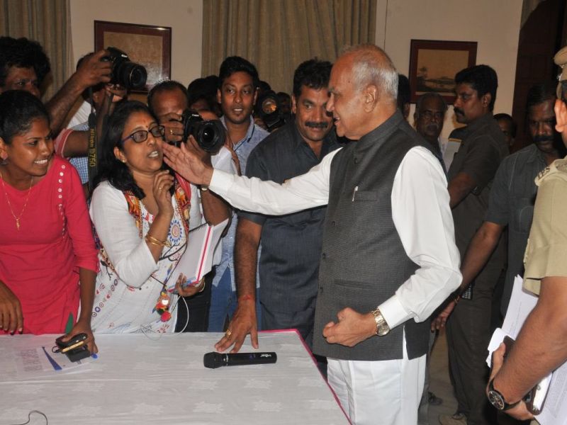 tamil nadu governor pats journalist on cheek sparks controversy | राज्यपालांकडून महिला पत्रकाराचा विनयभंग; भर कार्यक्रमात गालाला हात लावल्याने खळबळ