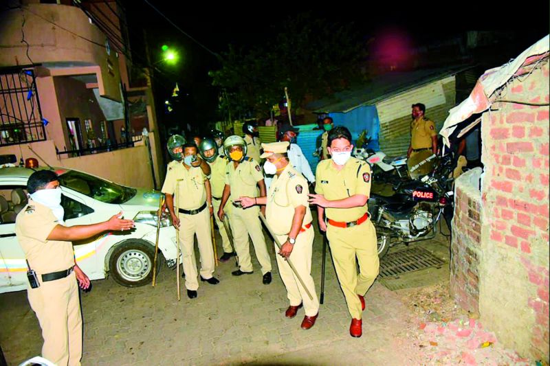 In Nagpur, criminals attacked police, hurled stones and damaged vehicles | नागपुरात पोलिसांवर गुन्हेगारांचा हल्ला, तुफान दगडफेक, वाहनही फोडले