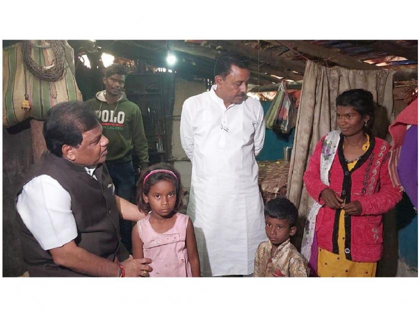 Health Minister Tanaji Sawant visited tribal padas in Chikhaldara taluka; Interact with villagers, inquired about health | आरोग्यमंत्र्यांचे डोळे पाणावतात तेव्हा.. नियोजित दौऱ्याला फाटा देत शिरले झोपडीत; ग्रामस्थांशी साधला संवाद