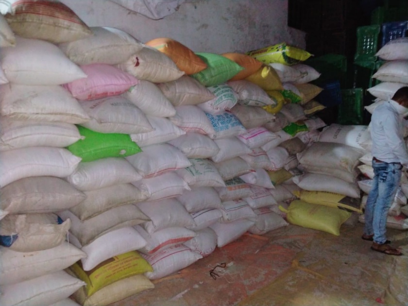 Illegally stored rice and gutkha seized | अवैधरित्या साठवलेला तांदूळ व गुटखा जप्त