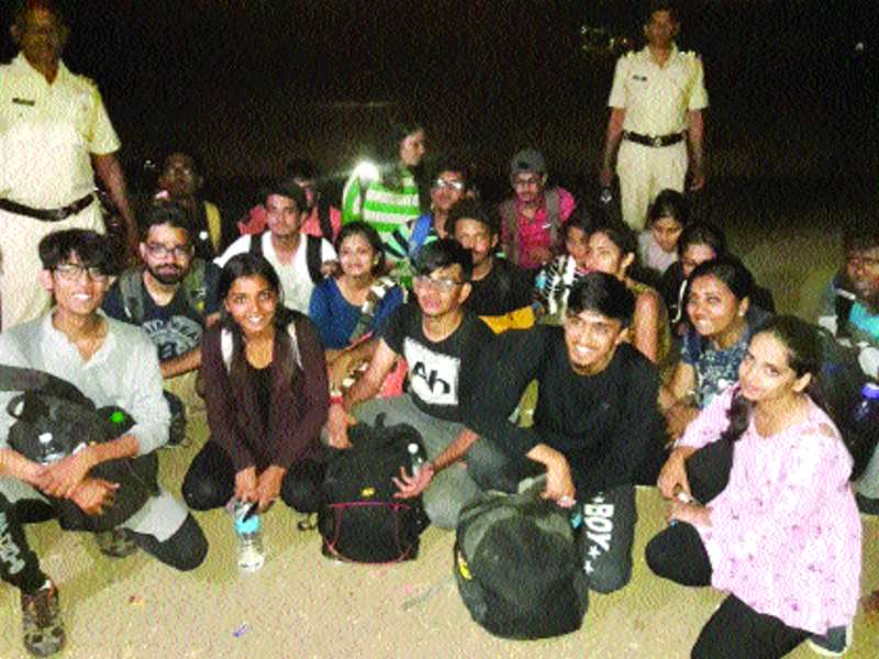  21 tourists rescued from Tandulwadi Fort | तांदूळवाडी किल्ल्यावरून २१ पर्यटकांची सुटका