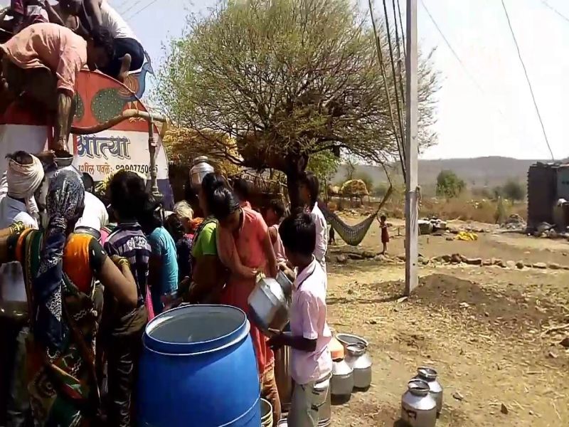 Due to the drought-hit Solapur district, the tension of the twelve villages of the eight tankers is going on | दुष्काळग्रस्त सोलापूर जिल्ह्यातील बारा गावांची तहान भागतेय आठ टँकरवर