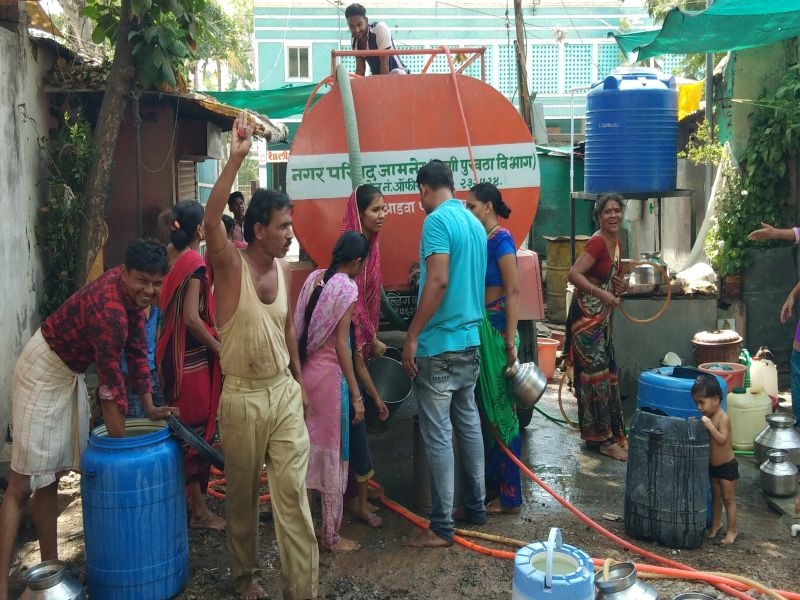 Water supply minister water supply to Jamnar city | जलसंपदा मंत्र्यांच्या जामनेर शहरात टँकरने पाणीपुरवठा