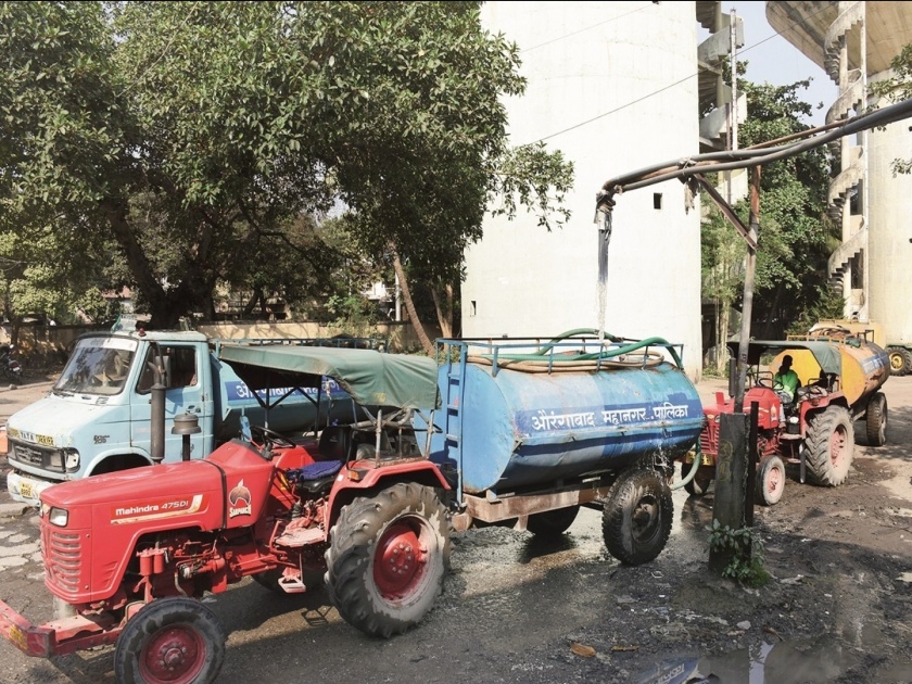 Waiting for a tanker to fill a jug of water; Clashes in 337 villages of Chhatrapati Sambhajinagar district | घागरभर पाण्यासाठी टँकरची प्रतीक्षा; छत्रपती संभाजीनगर जिल्ह्यातील ३३७ गावांमध्ये ठणठणाट