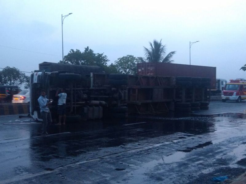 Chemical tanker accident in Thane on Ghodbunder Road, a big obstacle to transport | ठाण्यात घोडबंदर रोडवर केमिकल टँकर उलटल्यानं वाहतुकीची मोठी कोंडी