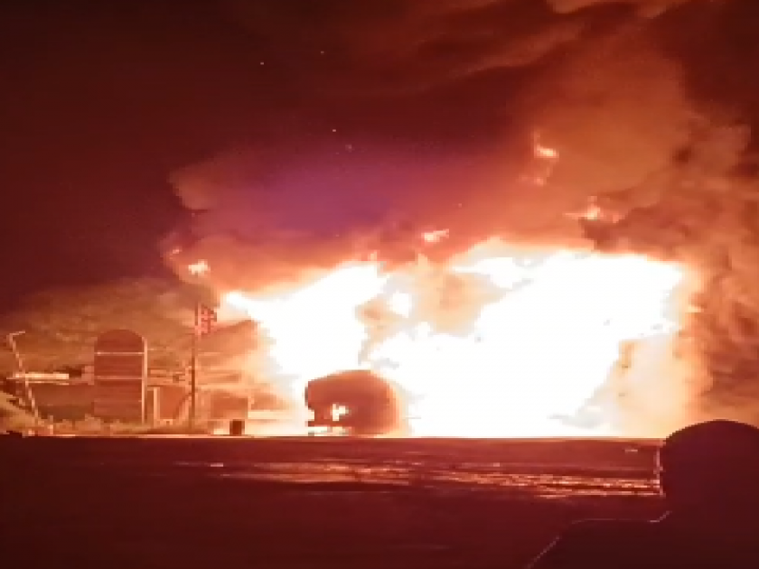 video: Thrilling! A tancker carrying 25,000 liters of diesel suddenly caught fire | video: थरारक! भररस्त्यात २५ हजार लीटर डिझेल घेऊन जाणारा टॅकर आगीच्या भक्ष्यस्थानी