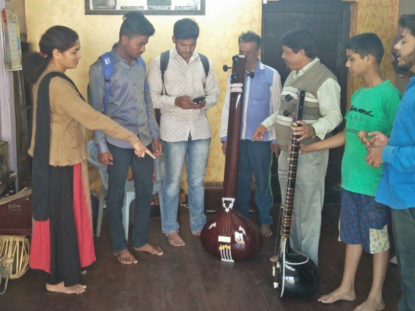 Sangli: Students study of Turtle Tara, Miraj Seats: Part of the initiative of Shivaji University | सांगली : विद्यार्थ्यांनी छेडल्या तंतुवाद्यांच्या संशोधन तारा, मिरजेतील सफर : शिवाजी विद्यापीठाच्या उपक्रमाचा भाग
