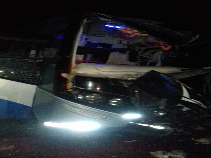  Four injured in Aurangabad-Nagarik Highway traffic accident: Four killed, 19 injured | नगर -औरंगाबाद हायवेवर भीषण अपघात : तिघांचा मृत्यू, २४ जण जखमी 
