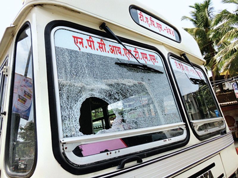 TARAPUR PROJECT PROHIBITES stop road by breaking the buses | तारापूरच्या प्रकल्पग्रस्तांनी बसेस फोडून रस्ता रोखला
