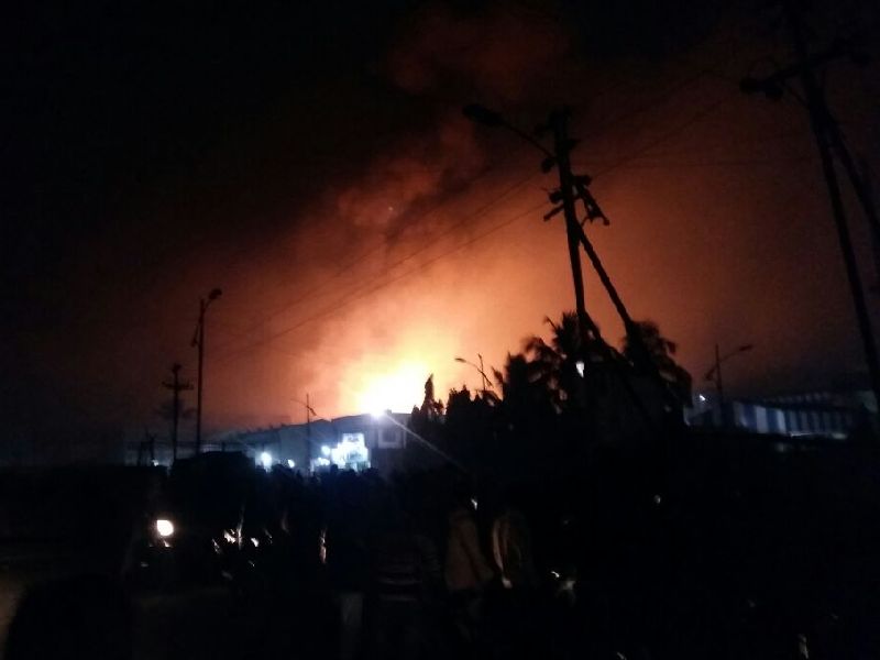 Tarapur MIDC, a 10-km compound wall collapsed with horrific explosions, Palghar, Satpati, Chinchani | तारापूर एमआयडीसीमध्ये भीषण स्फोट; तिघांचा मृत्यू, 12 जखमी