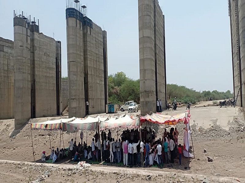 Villagers agitaion in Godavari bank for Taru Gavaan Bandhara | तारू गव्हाण बंधाऱ्यासाठी ग्रामस्थांचे गोदापात्रात आंदोलन 