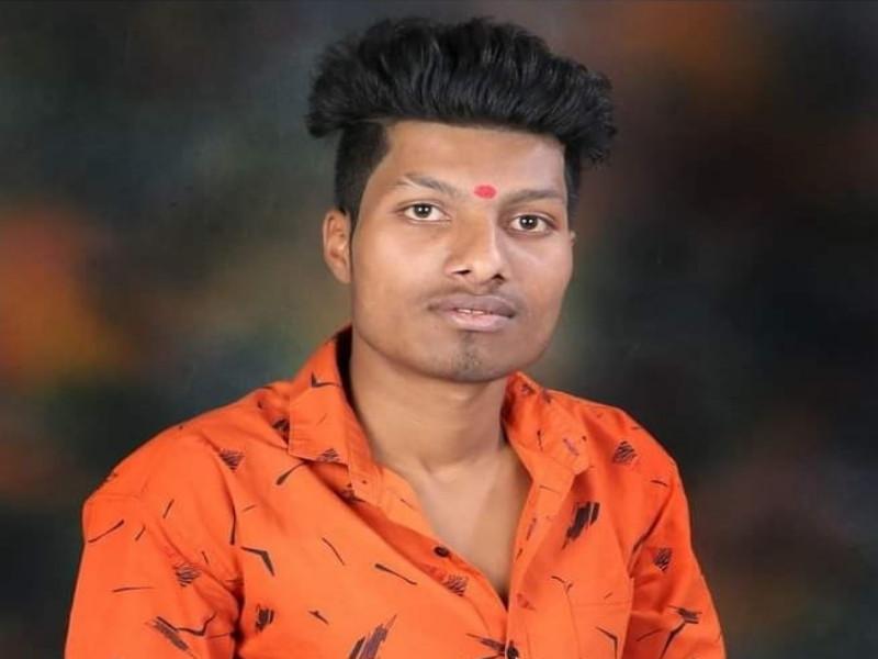 A young man was stabbed to death on Sinhagad road in Pune all day long | Video: पुण्यातील सिंहगड रस्त्यावर भरदिवसा तरुणावर कोयत्याने सपासप वार करून खून