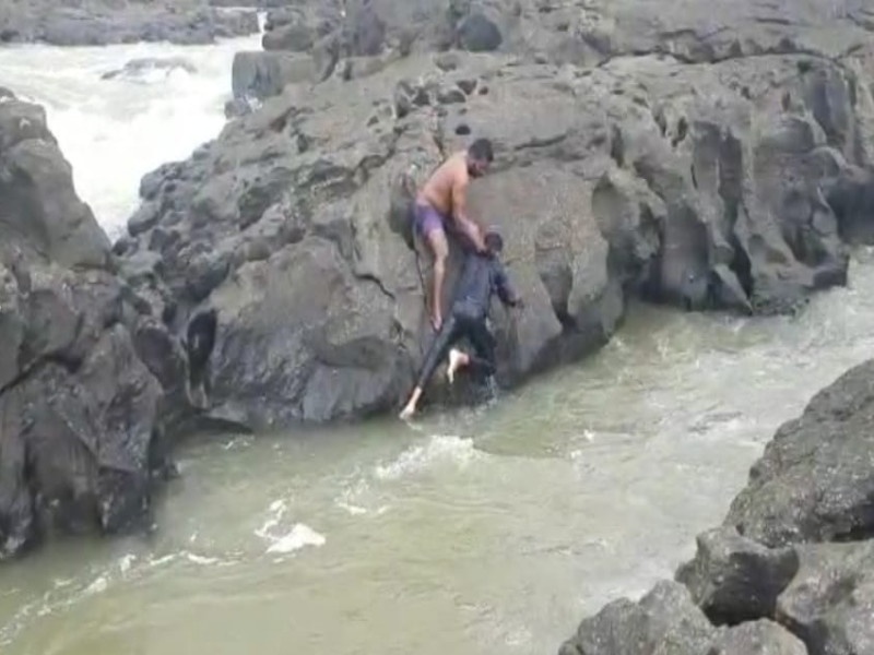 A young man who jumped into the water to save his friend was carried away Events in Akurdi, Pune | Video: मित्राला वाचण्यासाठी पाण्यात उडी मारलेला तरुण गेला वाहून; पुण्याच्या आकुर्डीतील घटना