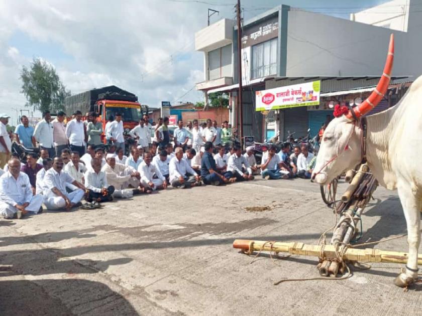 Declare drought, farmers in Sangli Manerajuri block road on highway to demand loan waiver | Sangli- मणेराजुरीत शेतकऱ्यांचा महामार्गावर रास्ता रोको; कर्जमाफी, दुष्काळ जाहीर करण्याची मागणी 