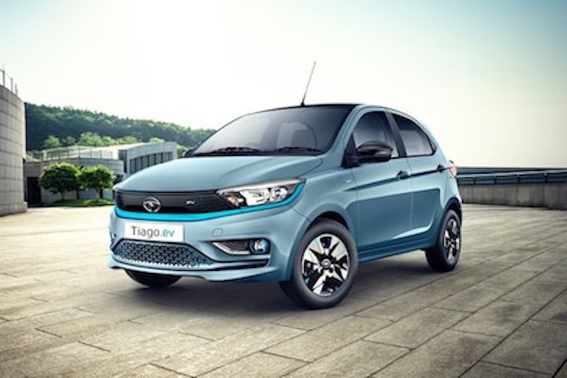 tata cheapest electric car tiago ev deliveries commence | ग्राहकांना मिळू लागली Tata ची सर्वात स्वस्त इलेक्ट्रिक कार, फूल चार्जमध्ये 315KM रेंज