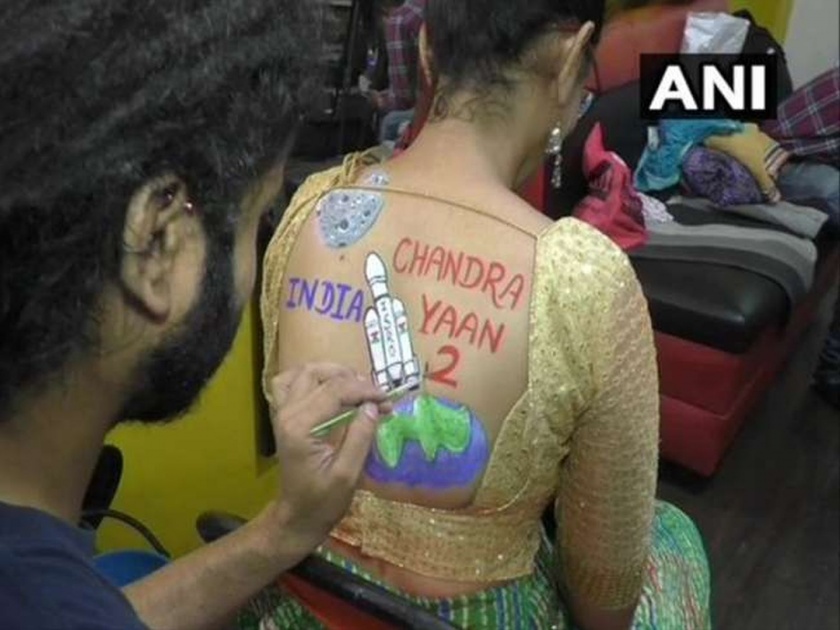 Women poses with body paint tattoos during preparations for raas garba at surat in gujarat | Navratri 2019 : गरब्यात देशप्रेमी तरुणाईची धूम; कलम 370, चंद्रयान-2 टॅटूची क्रेझ!
