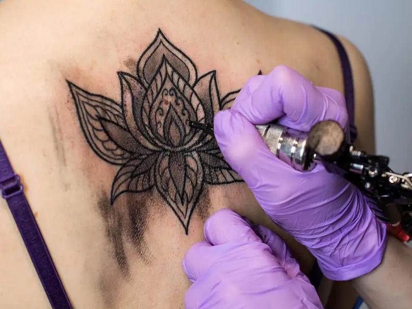 health tattoo is increasing risk of blood cancer know safety | सावधान! टॅटूमुळे वाढू शकतो ब्लड कॅन्सरचा धोका; रिसर्चमध्ये धक्कादायक खुलासा