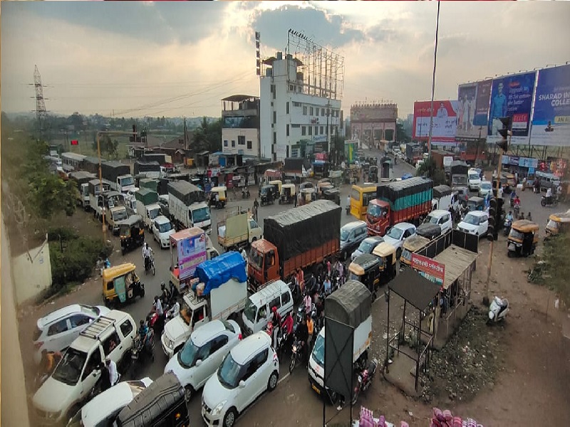 Traffic jam at Tawde Hotel Chowk in Kolhapur | कोल्हापूरचे प्रवेशद्वार असलेल्या तावडे हॉटेल चौकात वाहतूक कोंडी, वाहनांच्या मोठ्या रांगा