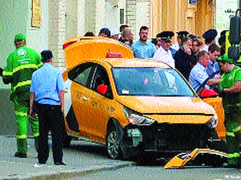 Crowded taxi; 8 injured | गर्दीत घुसवली टॅक्सी; ८ जखमी