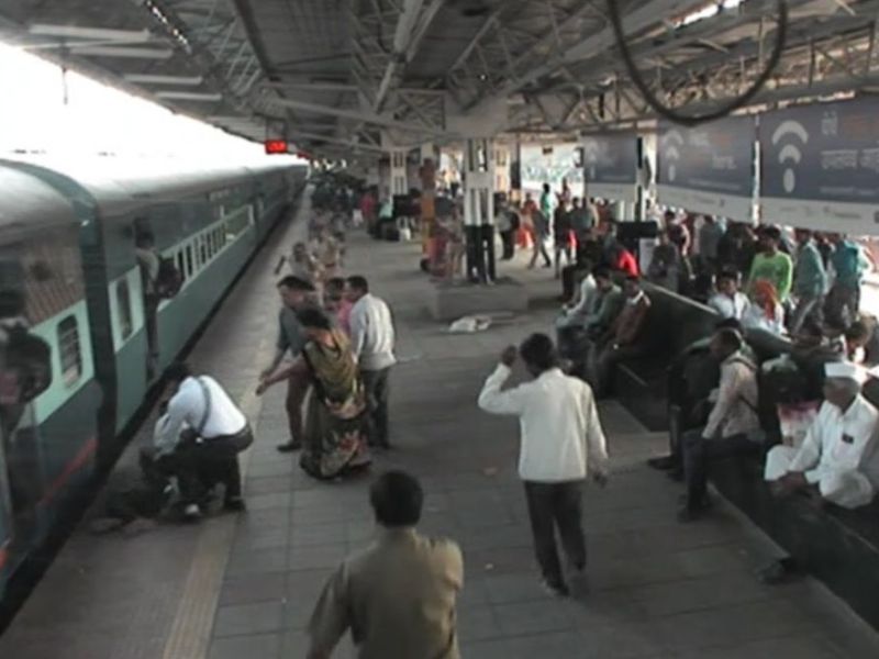 The incident occurred at the Kalyan station | तिकीट निरीक्षकाच्या प्रसंगावधानाने वाचले तरुणाचे प्राण, कल्याण स्टेशनवरील घटना