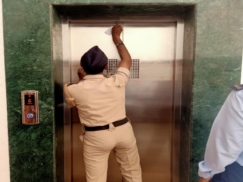 Eight TCs stuck in the elevator of the Wagle depot of TMT | टीएमटीच्या वागळे डेपोच्या लिफ्टमध्ये अडकले आठ टिसी