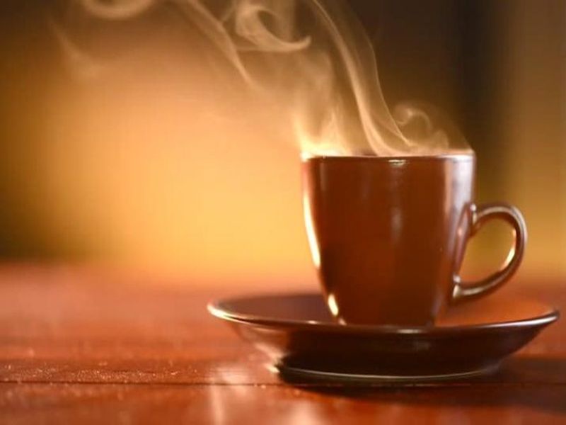 Hot tea threw by angry doctor over his wife | संतापलेल्या डॉक्टरने पत्नीवर फेकला गरम चहा 