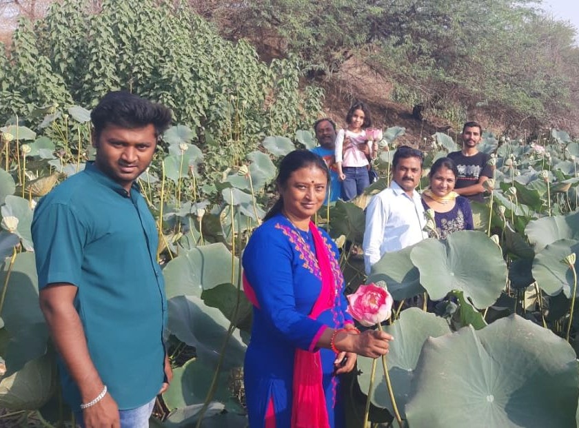 Teacher's struggle to blossom lotus everywhere | ‘तलाव तिथे कमळ’ फुलविण्यासाठी शिक्षकाची धडपड!
