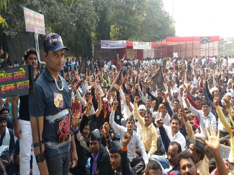 Mumbai : art, sports teachers protest in Azad Maidan | राज्यातील कला क्रीडा कार्यानुभव शिक्षकांचे आझाद मैदानात आंदोलन