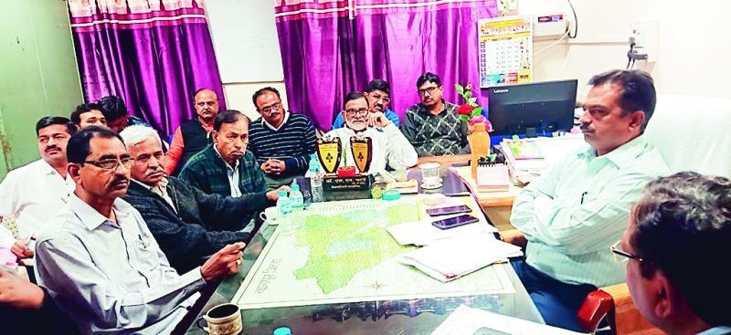 Teacher's Association gherao Education Officers in Nagpur | नागपुरात शिक्षक संघटनेचा शिक्षणाधिकाऱ्यांना घेराव