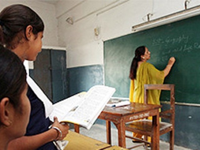 dholpur lady teacher beat girls with shoes and slippers on asking questions in government school | संतापजनक! प्रश्न विचारला म्हणून शिक्षिकेची विद्यार्थ्यांना चप्पलेने मारहाण; सरकारी शाळेतील धक्कादायक प्रकार