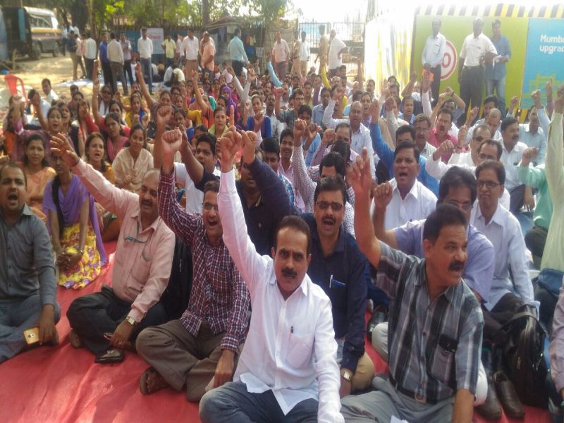 Teachers Protest at azad maidan | मुंबईतील आझाद मैदानात बालदिनी शिक्षणविरोधी धोरणांविरोधात शिक्षकांचे आंदोलन